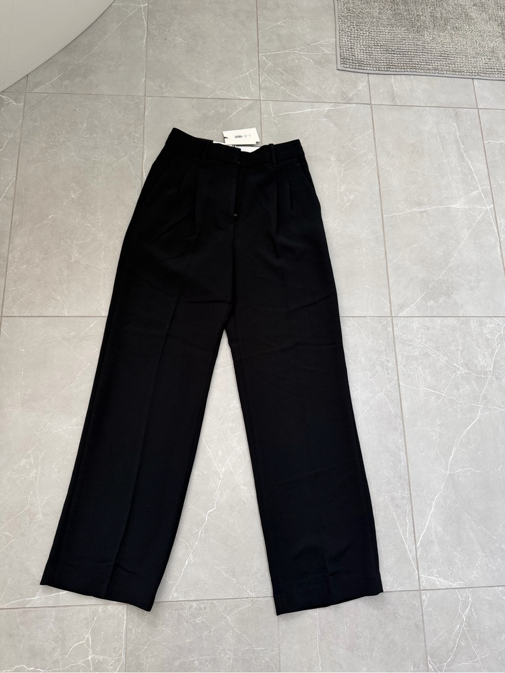 Aritzia The Effortless Pant in Black